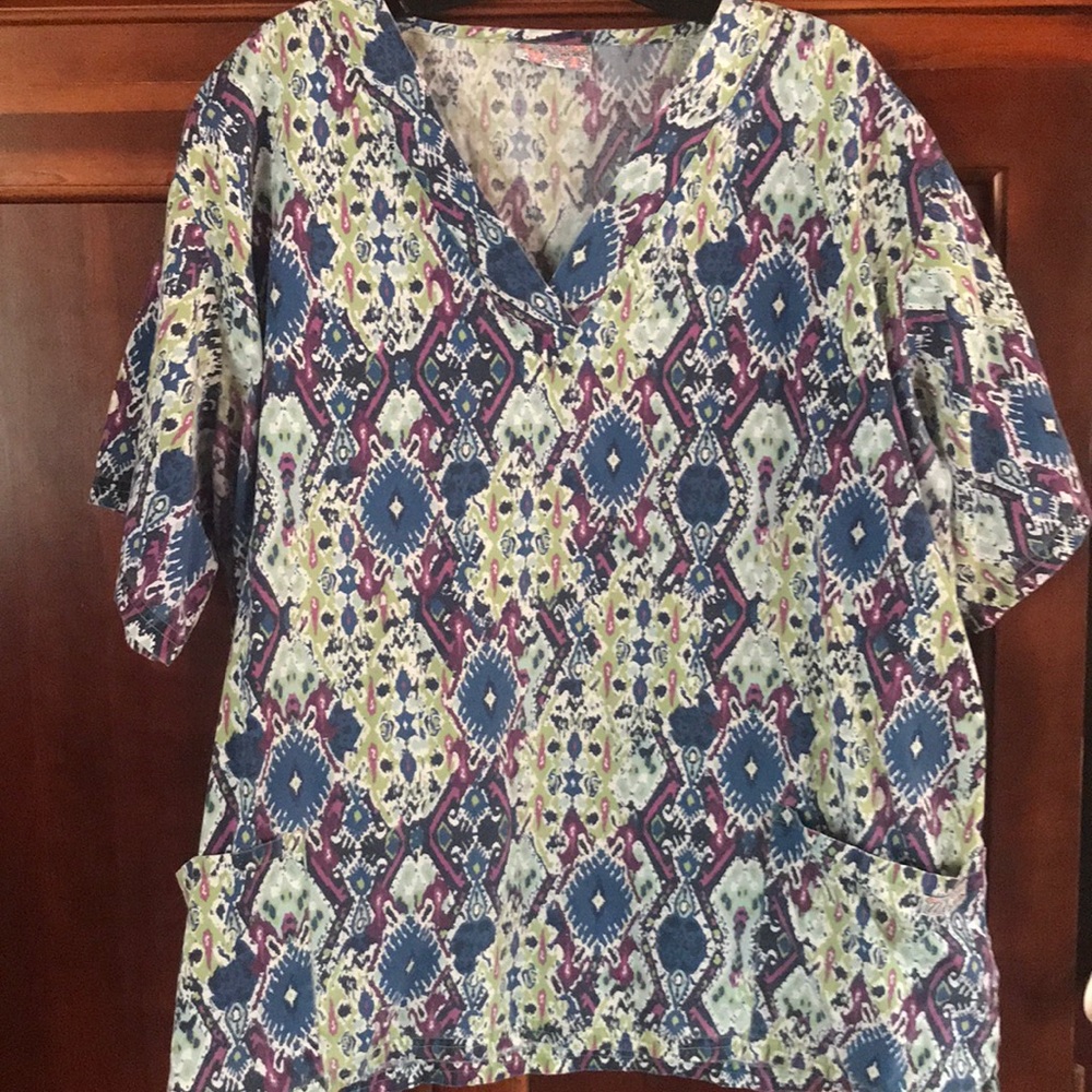 Uniform advantage scrub top